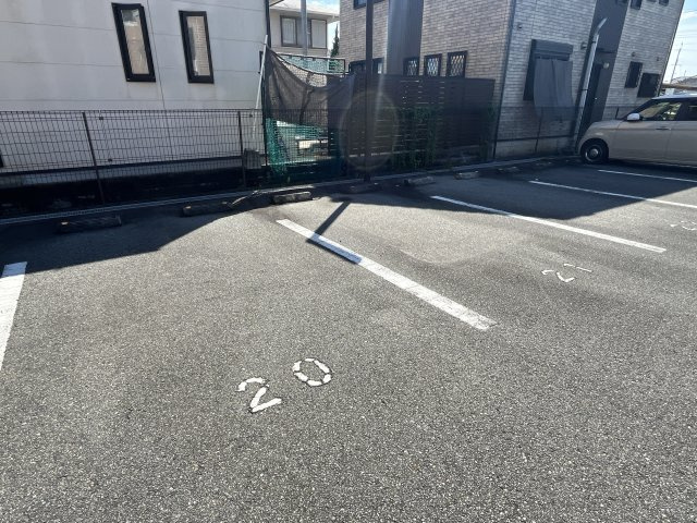 ノイ・クレアーレの駐車場