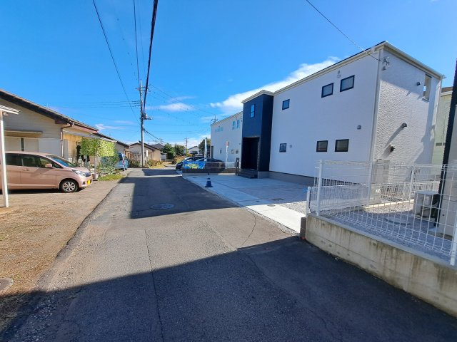 新築　渋川市八木原第3　Livele Garden.S　1号棟の前面道路含む現地写真|現地写真　北側接道幅員約2.8ｍ