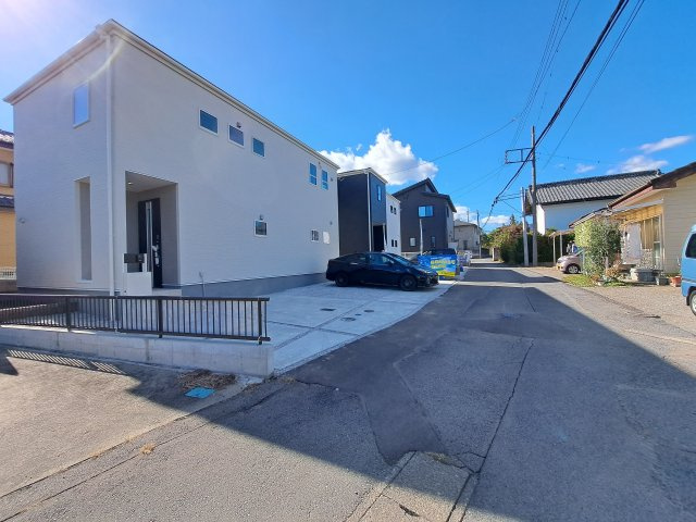 新築　渋川市八木原第3　Livele Garden.S　2号棟の前面道路含む現地写真|現地写真　北側接道幅員約2.8ｍ