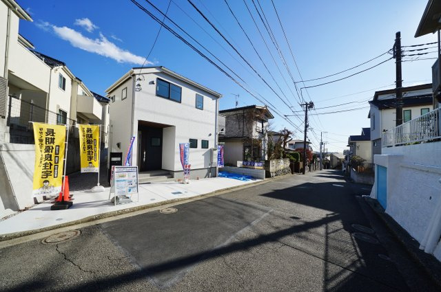 【横浜市旭区白根6丁目52-24新築戸建】★仲介手数料無料★（不動丸小学校・鶴ヶ峯中学校）の前面道路含む現地写真