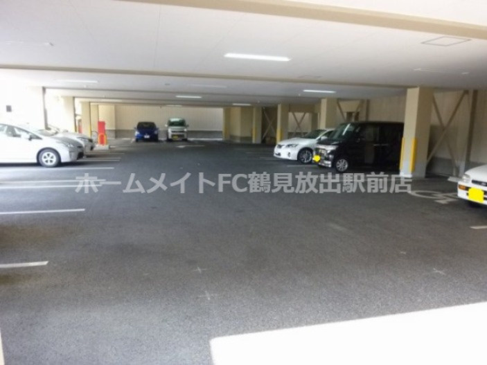 オルゴグラート鶴見の駐車場
