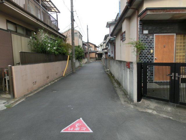 川越市今成1丁目　3LDKカースペース付き　中古戸建の前面道路含む現地写真