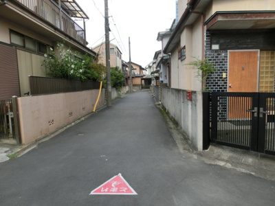 【前面道路含む現地写真】 | 川越市今成1丁目　3LDKカースペース付き　中古戸建