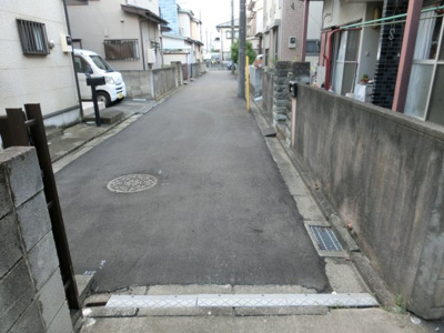 【前面道路含む現地写真】 | 川越市今成1丁目　3LDKカースペース付き　中古戸建