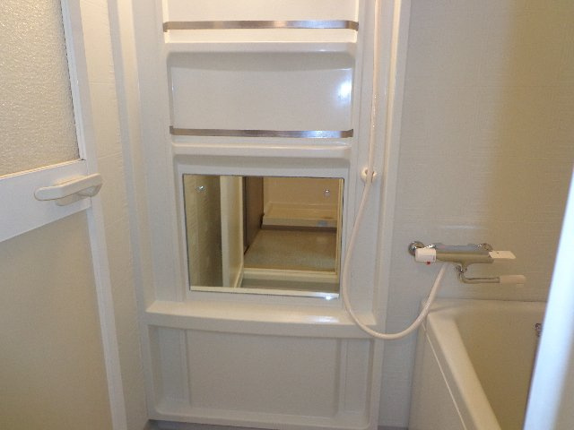 ハイムエスポワールの浴室|バスミラー