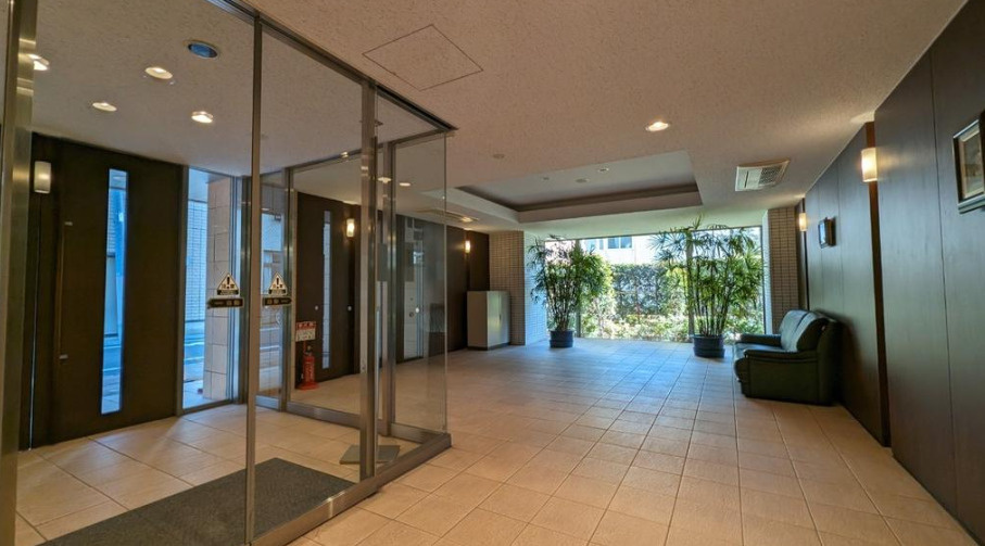 クレアシティ根岸のエントランス