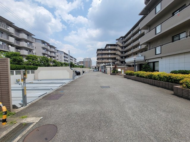 アンビエント枚方公園の駐車場|■物件内覧・資金計画相談・住宅ローン相談、リフォーム相談、お問合せ受付中■
※当日・翌日のご内覧、ご相談はお電話でのお問合せがスムーズです！