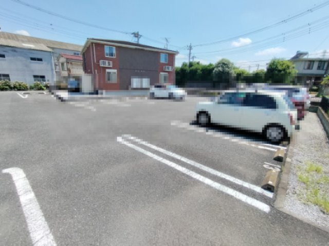 レーヴの駐車場
