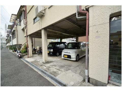 プルシャン城南の駐車場