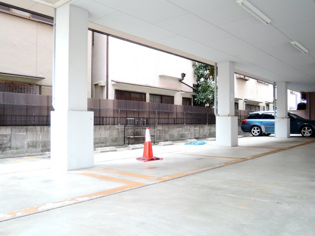 アゼリア2号館の駐車場