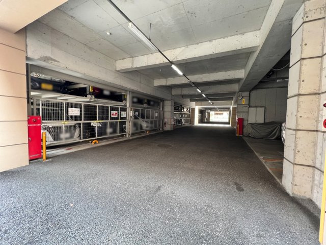 ローレルコート城北公園通り1番館の駐車場