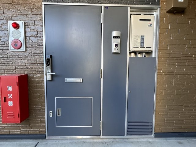 レオパレスＹｏｕｔｈＶｉｌｌａの玄関|階段