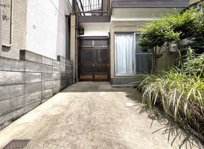 【駐車場】 | 宇治市小倉町南堀池　中古戸建 | 駐車場スペースは、軽自動車が1台停められます。また、植木スペースもあるので趣味が広がりますね。