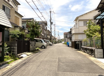 【前面道路含む現地写真】 | 宇治市小倉町南堀池　中古戸建 | 【前道幅員6.0ｍ】交通量の少ない閑静な住宅街ですので運手が苦手な方でも安心して駐車していただけます