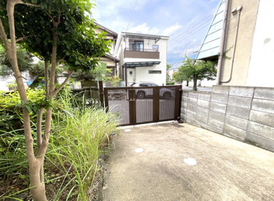【駐車場】 | 宇治市小倉町南堀池　中古戸建 | 【カースペース】軽自動車1台が可能、植木スペースもあり趣味が広がりますね！