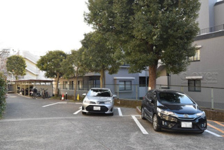 【駐車場】 | マンションの駐車場スペース。空きの有無や駐車料金、サイズ規定などについては、改めてお問い合わせください。～即日のご見学可能～　お問合せはお気軽にどうぞ。