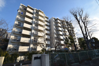 【外観】 | 青空によく映える建物です。手入れの行き届いた外壁やマンション正面エントランスなど、綺麗な姿をぜひ一度、現地にてご覧ください。～即日のご見学可能～　お問合せはお気軽にどうぞ。