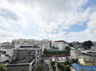 【展望】 | 眼前に広がる空の雄大さと、このお部屋の自慢の一つである「眺望」をご覧ください。毎日、この景色を独り占めできる新生活に夢が広がります。～即日のご見学可能～　お問合せはお気軽にどうぞ。