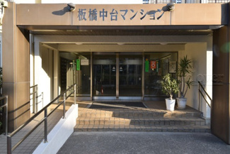 【エントランス】 | お客様を、そして住人を出迎えてくれるマンションのエントランス。ゴミが落ちていないことからも、管理状態の良さや住民の節度の高さが見て取れます。～即日のご見学可能～　お問合せはお気軽にどうぞ。