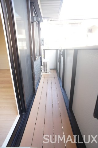 熊本市中央区出水１丁目のアパートのバルコニー