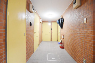 【その他共用部分】 | 階段もマンション共用部分の一部。しっかりと清掃されています。荷物の運搬のために幅や傾斜のチェックをしてみるのも忘れずに。～即日のご見学可能～　お問合せはお気軽にどうぞ。