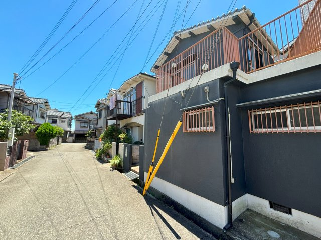 二見町福里　中古戸建の前面道路含む現地写真