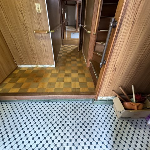 室蘭市日の出町2丁目8-18の玄関