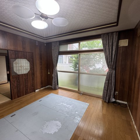 室蘭市日の出町2丁目8-18の居間・リビング