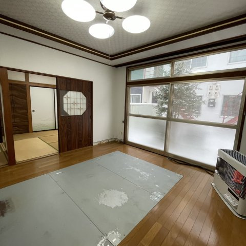 室蘭市日の出町2丁目8-18戸建の居間・リビング