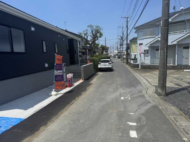 三郷市鷹野１丁目新築戸建【八木郷小学校：9分】の前面道路含む現地写真|北側前面道路