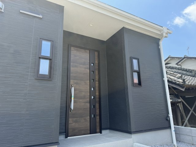 三郷市鷹野１丁目新築戸建【八木郷小学校：9分】のエントランス|エントランス・玄関ポーチ