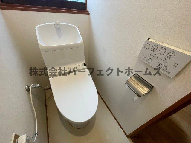高柳6丁目ガレージハウス　のトイレ|落ち着いた色調のトイレです