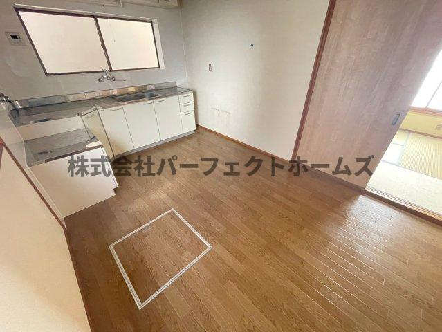 高柳6丁目ガレージハウス　の居間・リビング|こちらの居間で趣味の時間をお楽しみください