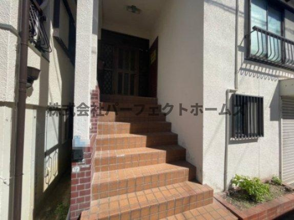 高柳6丁目ガレージハウス　のエントランス|ゆとりのあるエントランスです