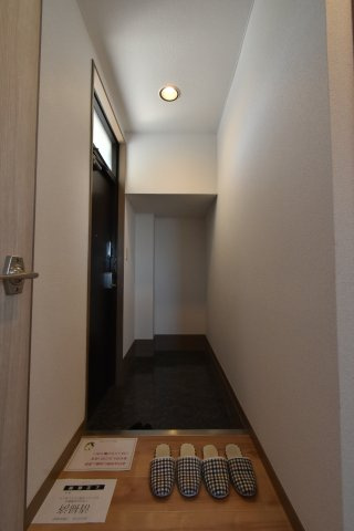 ファミーユ西条の玄関