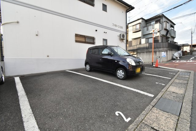 ファミーユ西条の駐車場