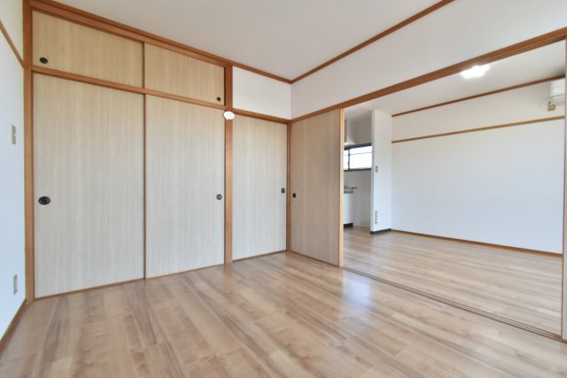 ファミーユ西条の洋室
