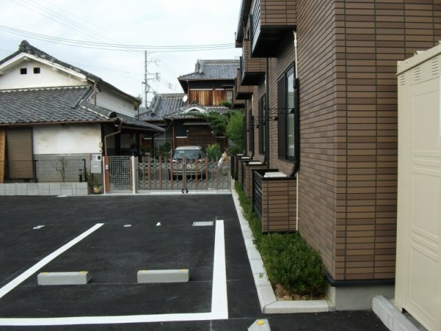 レオネクストフラッツリリーの駐車場