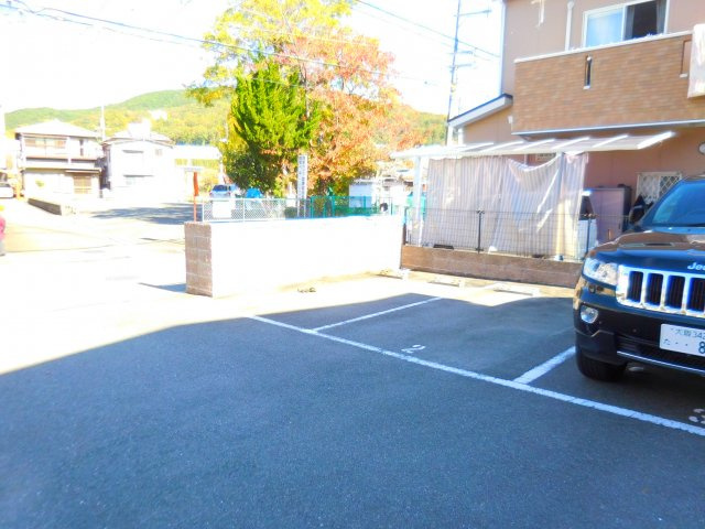 レオパレス滝の華の駐車場