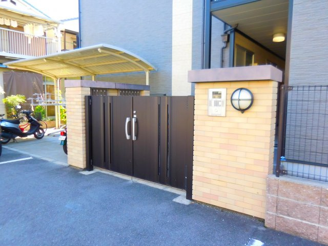 レオパレス滝の華のエントランス