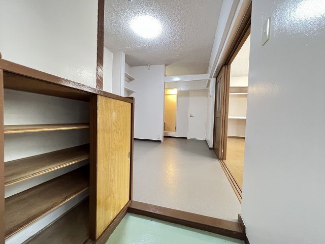 相互マンションの玄関