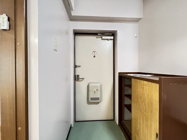 相互マンションの玄関