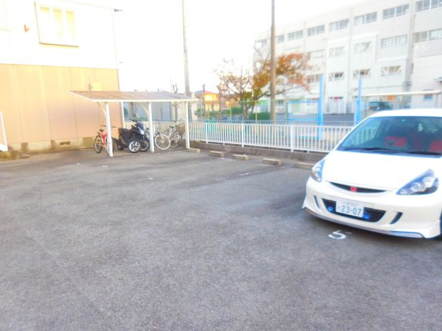 ジュネスドミールの駐車場