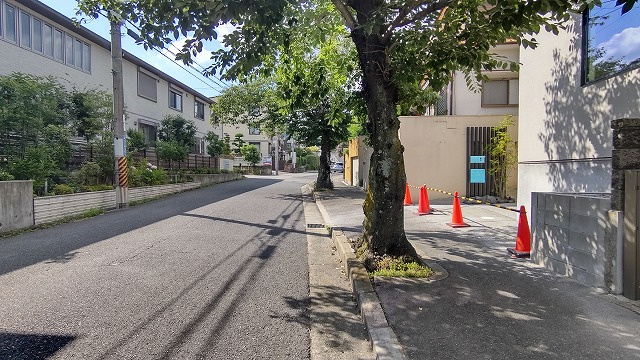箕面市桜２丁目の新築一戸建の前面道路含む現地写真