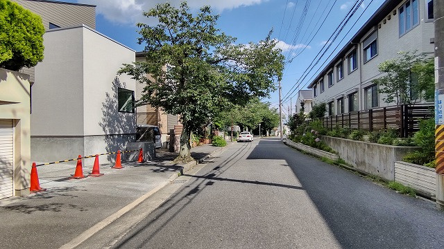 箕面市桜２丁目の新築一戸建の前面道路含む現地写真