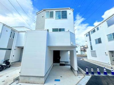 【外観】 | ◇◆武蔵新城新築全4棟　B号棟◆◇ | ◆堂々たる趣ながら、主張し過ぎずどこか余裕を感じさせるシャープなフォルムで佇む邸宅は、晴天の空と照らし合わせる事で、本来あるべき完成形の姿を見せてくれます。