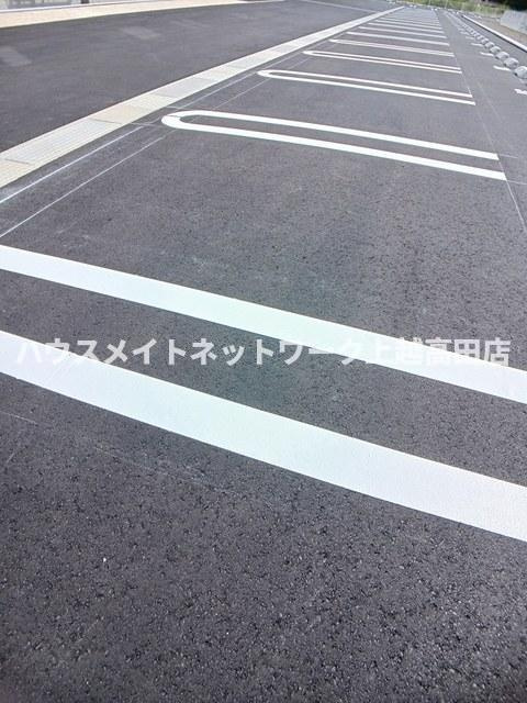 ヴィラ　シャングリラ高田　Ａの駐車場|駐車場（ダブルライン）

