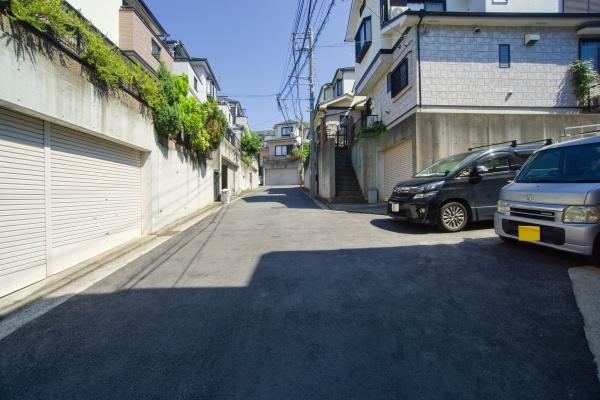 横浜市中区西竹之丸の新築一戸建の前面道路含む現地写真|車通りが少ない為、小さなお子様にも安心です。
是非一度、現地へ起こしください。

