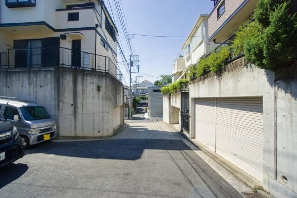横浜市中区西竹之丸の新築一戸建の前面道路含む現地写真|陽当りの良さ、住環境を現地にてご確認下さい！
周辺環境も合わせてご案内させて頂きます！