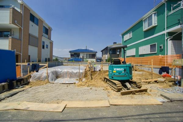 横浜市保土ケ谷区狩場町の新築一戸建の前面道路含む現地写真|車通りが少ない為、小さなお子様にも安心です。
是非一度、現地へ起こしください。

